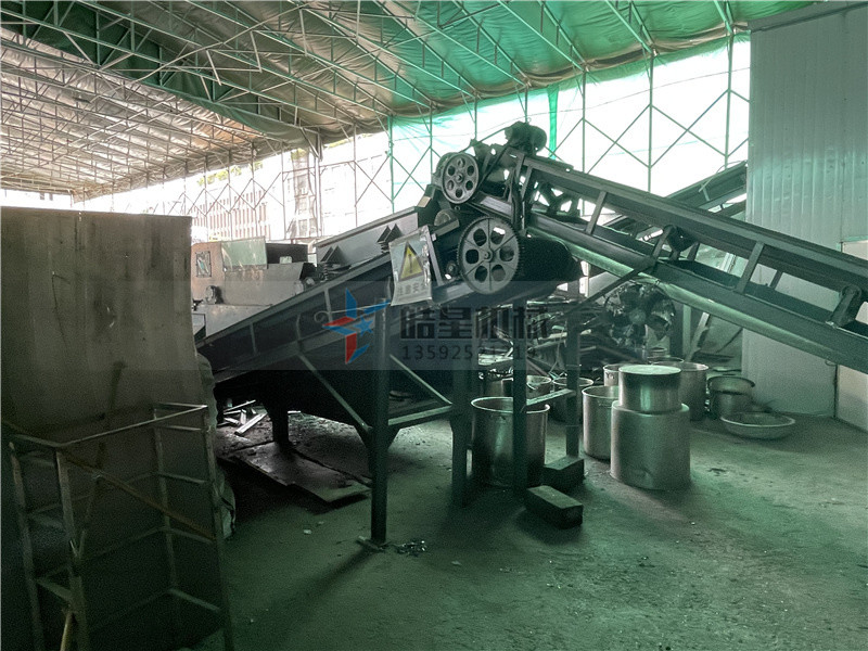 斷橋鋁破碎機廢鋁破碎分選現(xiàn)場 斷橋鋁破碎機<a href='http://www.worldapps.cn/psxl/1279.html' target='_blank'><span>廢鋁破碎</span></a>分選現(xiàn)場