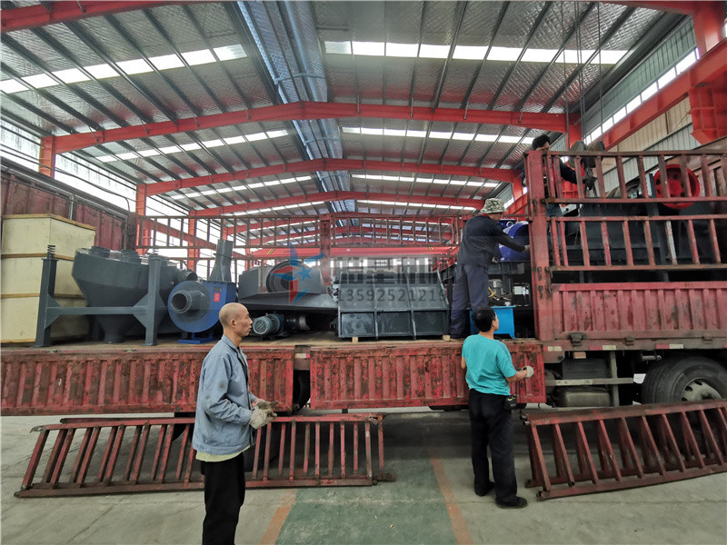 1300型<a href='http://www.worldapps.cn/psxl/1279.html' target='_blank'><span>廢鋁破碎</span></a>機裝車發(fā)貨