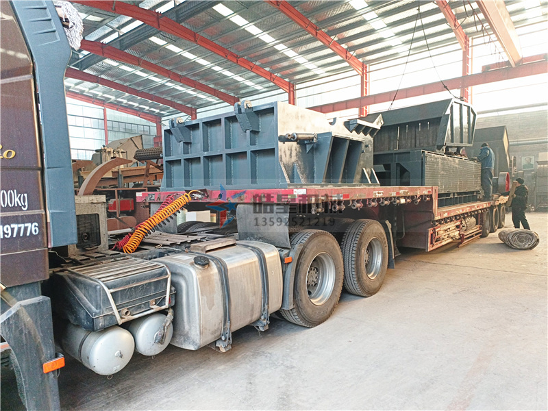 1800型<a href='http://www.worldapps.cn' target='_blank'><span>鋁合金破碎機(jī)</span></a>設(shè)備裝車發(fā)貨